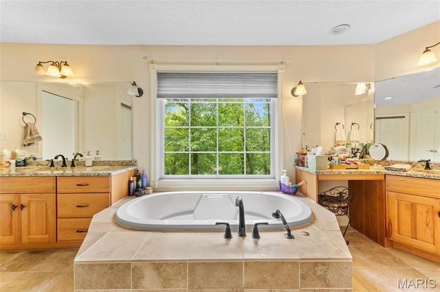11 Kensington, Collinsville, IL 62234