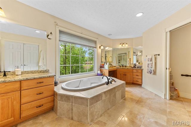 11 Kensington, Collinsville, IL 62234