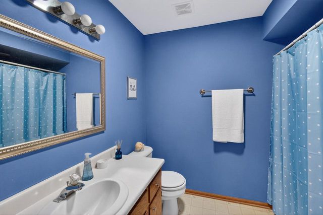 17 Hidden Creek VIEW, Hartford, WI 53027