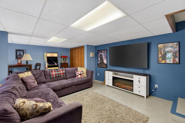 17 Hidden Creek VIEW, Hartford, WI 53027