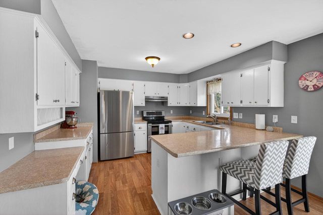 17 Hidden Creek VIEW, Hartford, WI 53027