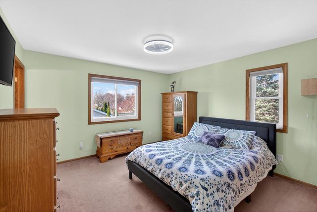 17 Hidden Creek VIEW, Hartford, WI 53027