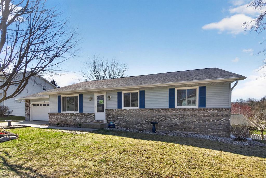 17 Hidden Creek VIEW, Hartford, WI 53027