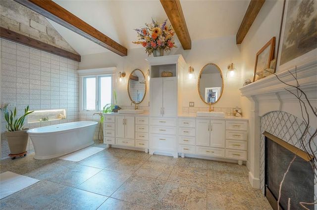 4512 Ironhorse Drive, Leawood, KS 66224