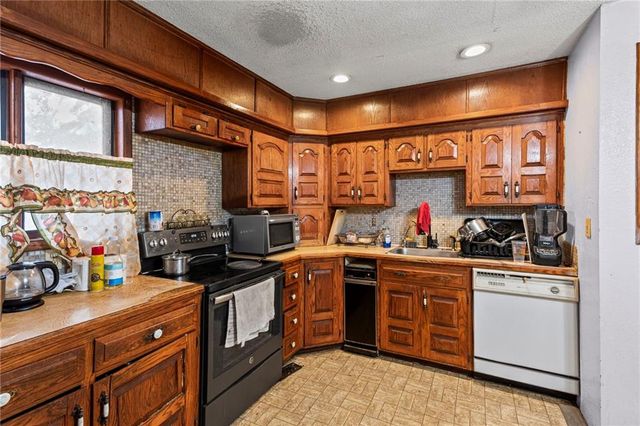 6502 Leavenworth Road, Kansas City, KS 66104