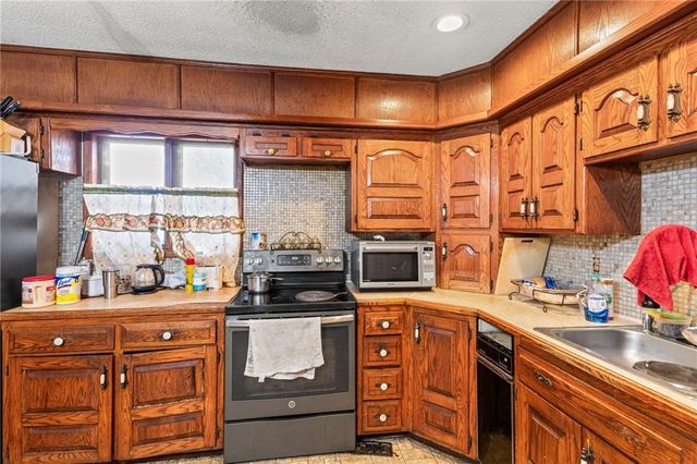 6502 Leavenworth Road, Kansas City, KS 66104