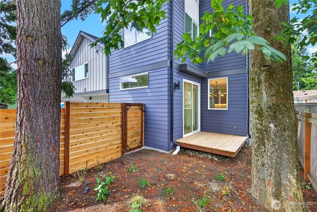 12036 Hiram Place NE, Seattle, WA 98125