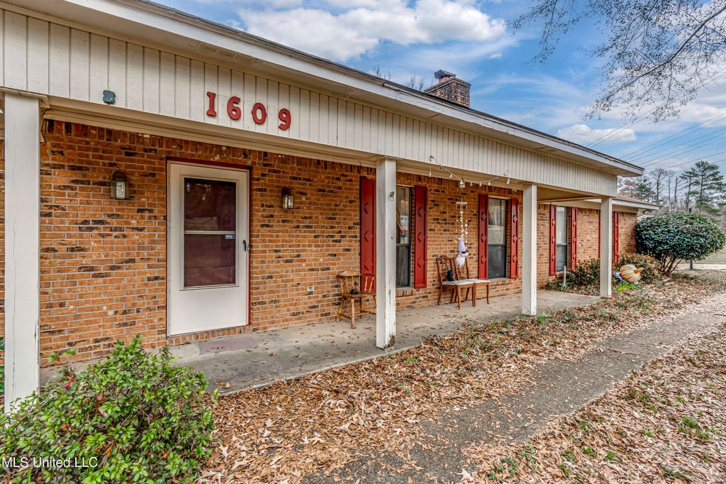 1609 Old Vicksburg Road, Clinton, MS 39056