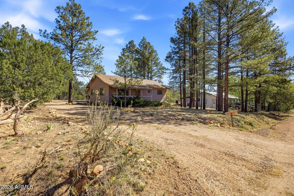 Image 1 of property listing at 1924 1924 Little Doe Trail, Overgaard, AZ 85933