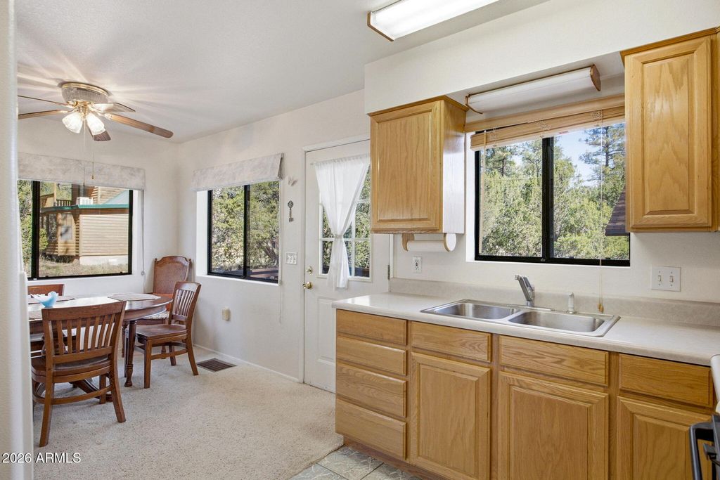 Image 13 of property listing at 1924 1924 Little Doe Trail, Overgaard, AZ 85933