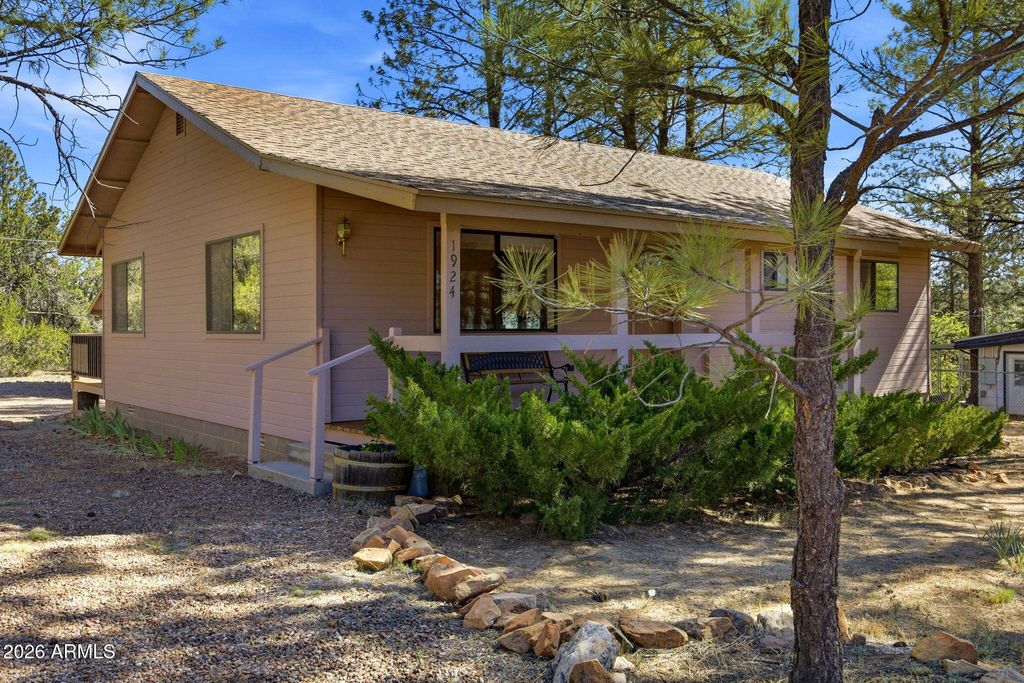 Image 2 of property listing at 1924 1924 Little Doe Trail, Overgaard, AZ 85933