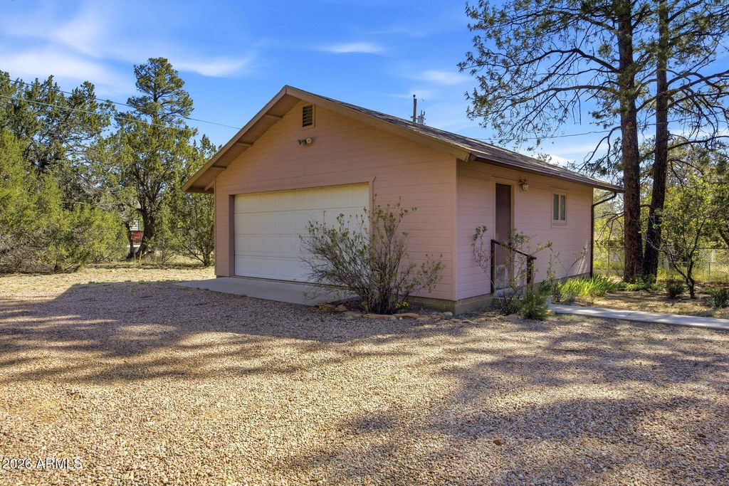 Image 26 of property listing at 1924 1924 Little Doe Trail, Overgaard, AZ 85933