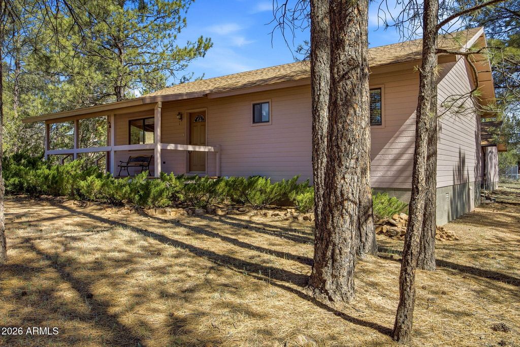 Image 4 of property listing at 1924 1924 Little Doe Trail, Overgaard, AZ 85933