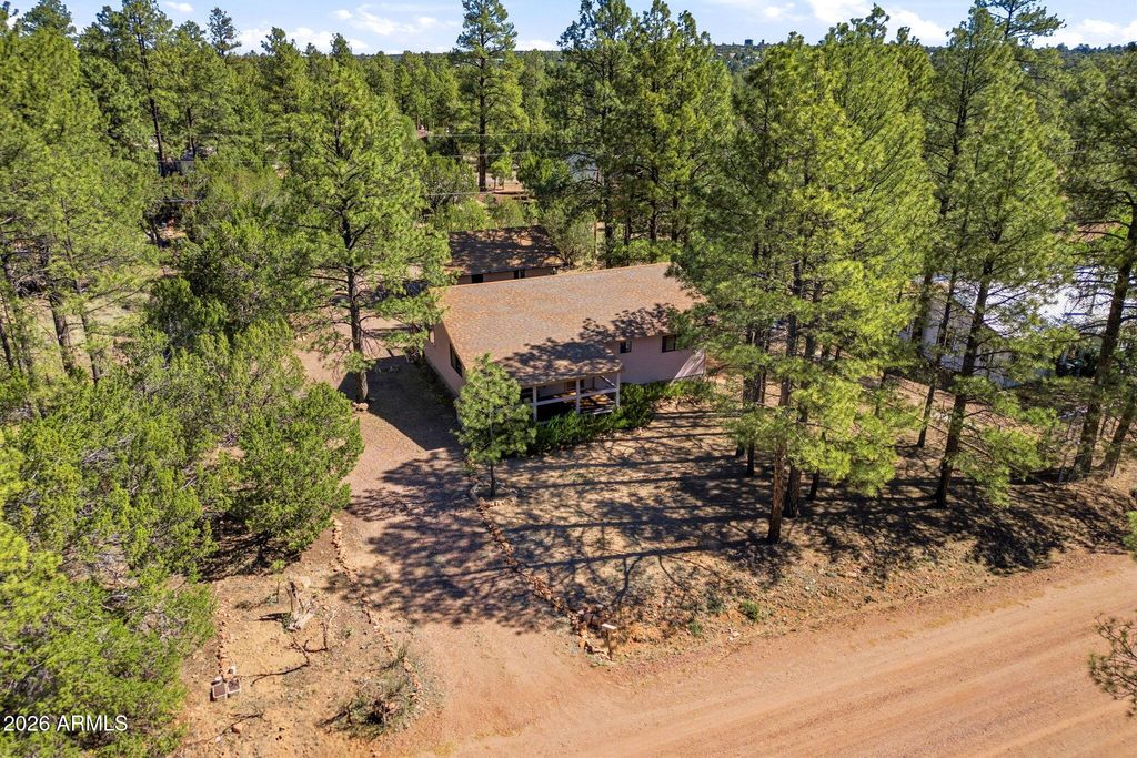 Image 5 of property listing at 1924 1924 Little Doe Trail, Overgaard, AZ 85933
