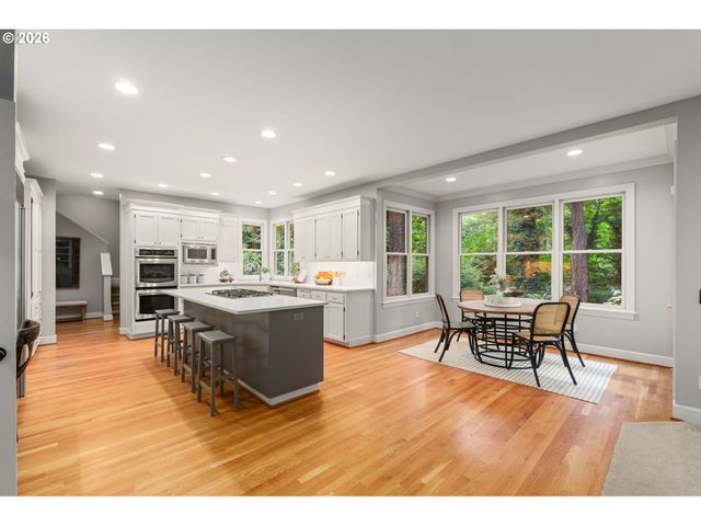 15451 VILLAGE Dr, Lake Oswego, OR 97034