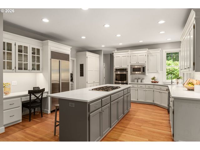 15451 VILLAGE Dr, Lake Oswego, OR 97034