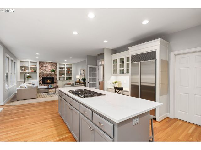 15451 VILLAGE Dr, Lake Oswego, OR 97034