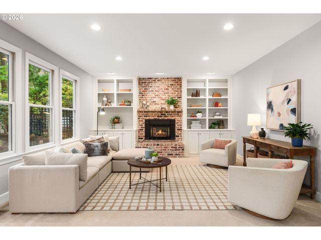 15451 VILLAGE Dr, Lake Oswego, OR 97034