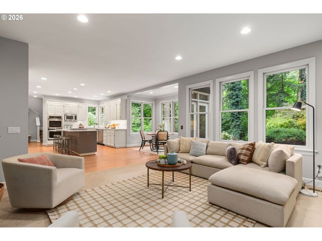 15451 VILLAGE Dr, Lake Oswego, OR 97034