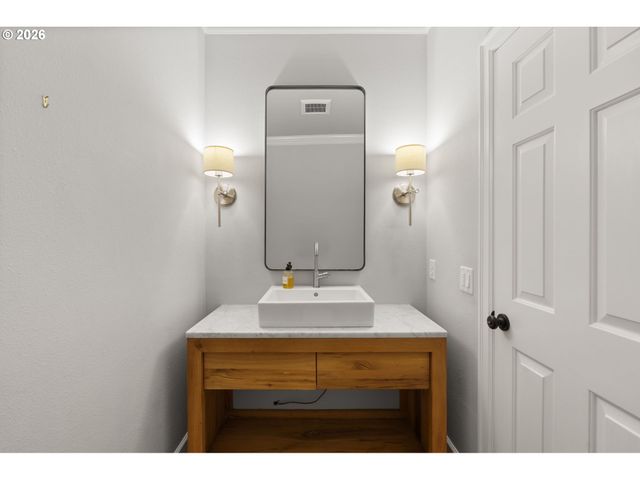 15451 VILLAGE Dr, Lake Oswego, OR 97034