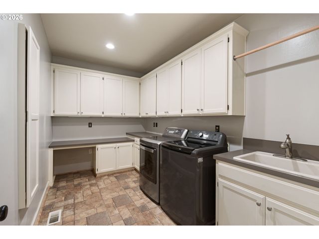 15451 VILLAGE Dr, Lake Oswego, OR 97034