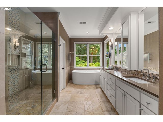 15451 VILLAGE Dr, Lake Oswego, OR 97034