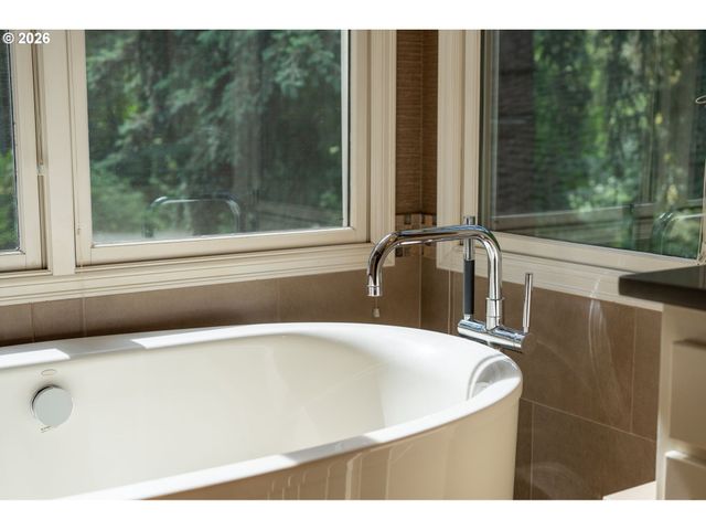 15451 VILLAGE Dr, Lake Oswego, OR 97034