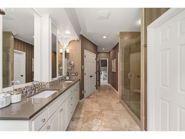 15451 VILLAGE Dr, Lake Oswego, OR 97034