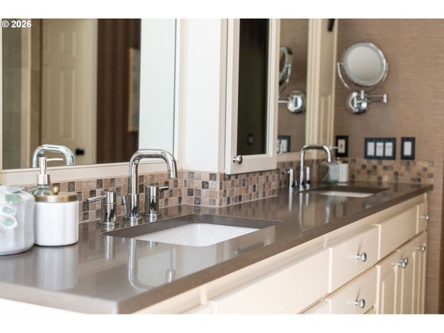 15451 VILLAGE Dr, Lake Oswego, OR 97034