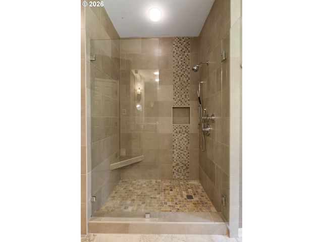 15451 VILLAGE Dr, Lake Oswego, OR 97034