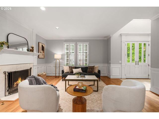 15451 VILLAGE Dr, Lake Oswego, OR 97034