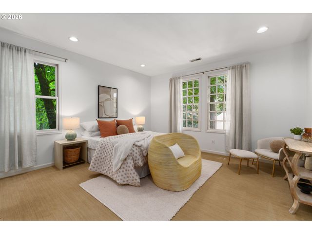 15451 VILLAGE Dr, Lake Oswego, OR 97034