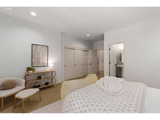 15451 VILLAGE Dr, Lake Oswego, OR 97034