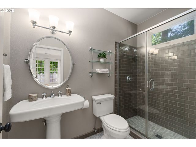 15451 VILLAGE Dr, Lake Oswego, OR 97034