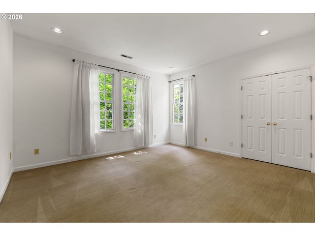 15451 VILLAGE Dr, Lake Oswego, OR 97034