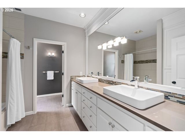 15451 VILLAGE Dr, Lake Oswego, OR 97034