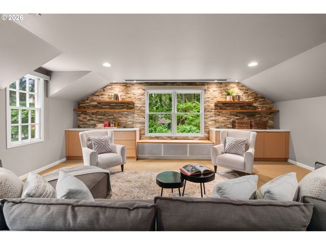 15451 VILLAGE Dr, Lake Oswego, OR 97034