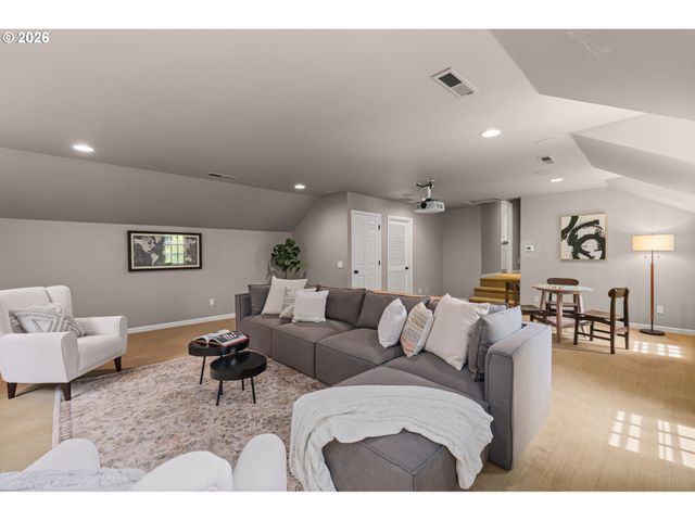 15451 VILLAGE Dr, Lake Oswego, OR 97034