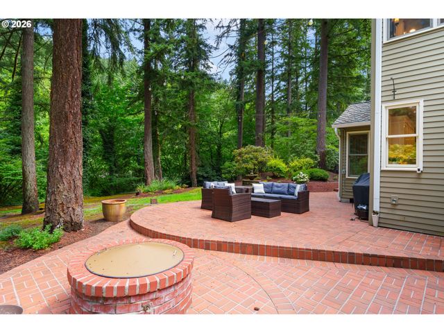 15451 VILLAGE Dr, Lake Oswego, OR 97034