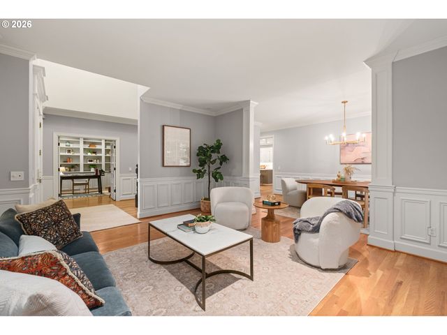 15451 VILLAGE Dr, Lake Oswego, OR 97034