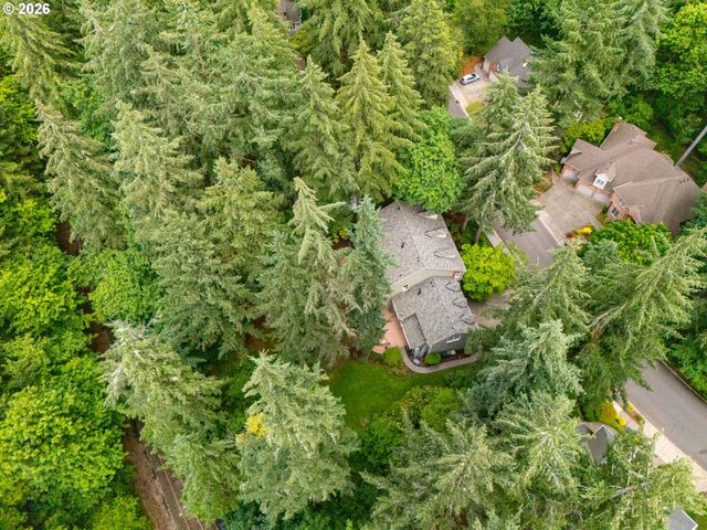 15451 VILLAGE Dr, Lake Oswego, OR 97034