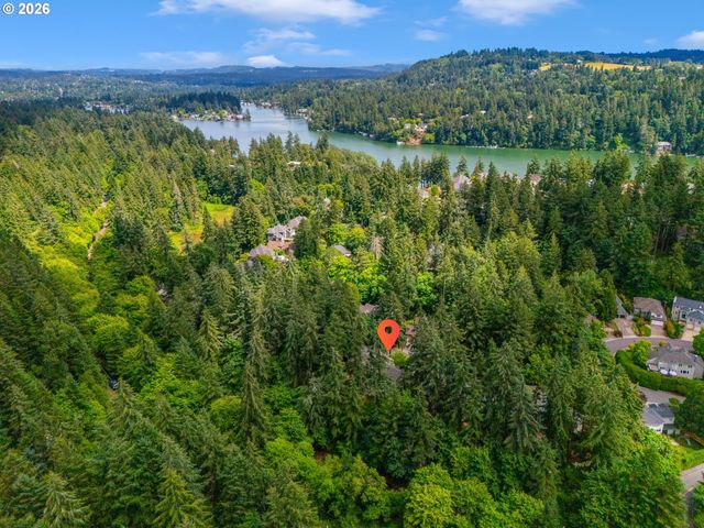 15451 VILLAGE Dr, Lake Oswego, OR 97034