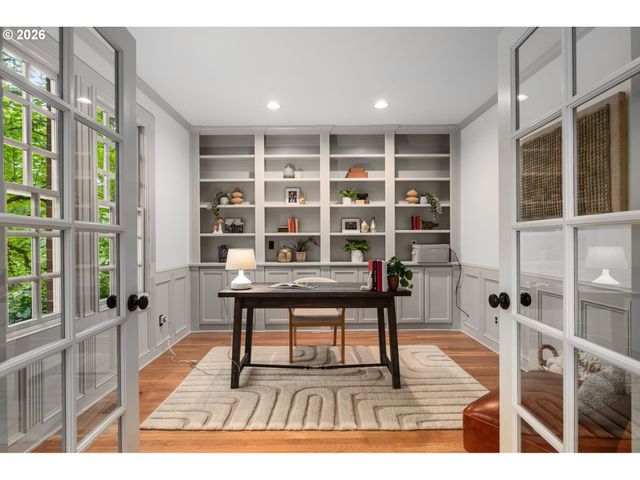 15451 VILLAGE Dr, Lake Oswego, OR 97034