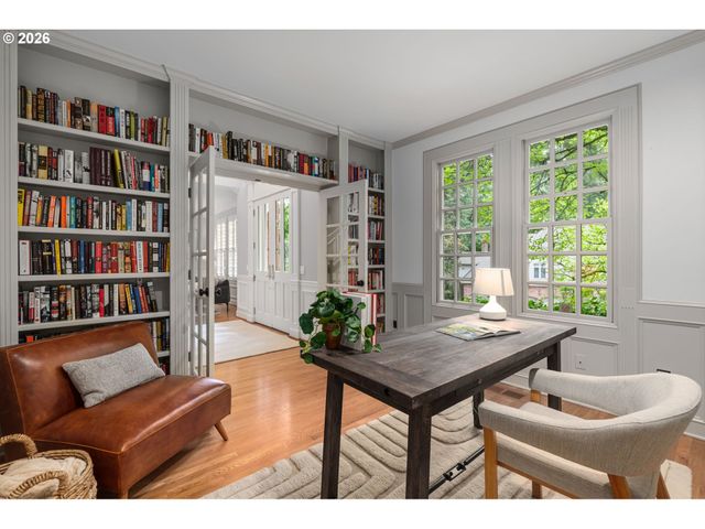 15451 VILLAGE Dr, Lake Oswego, OR 97034