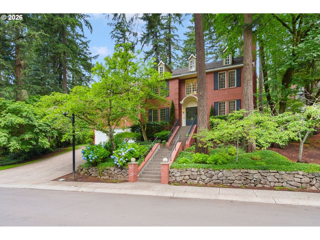 15451 VILLAGE Dr, Lake Oswego, OR 97034