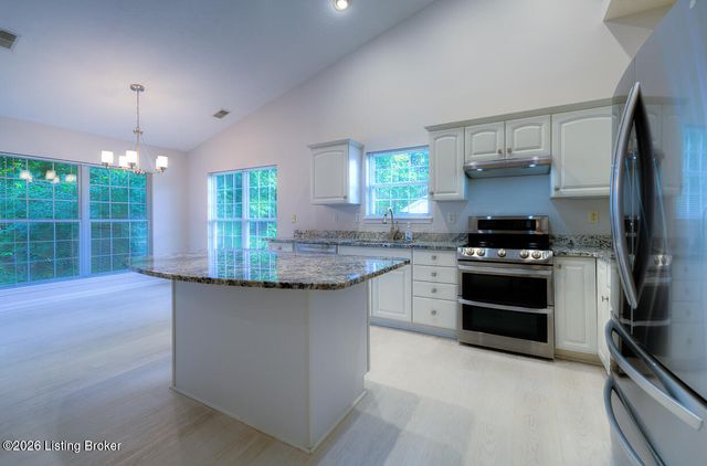 533 Village Lake Dr, Louisville, KY 40245