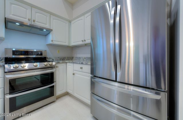 533 Village Lake Dr, Louisville, KY 40245