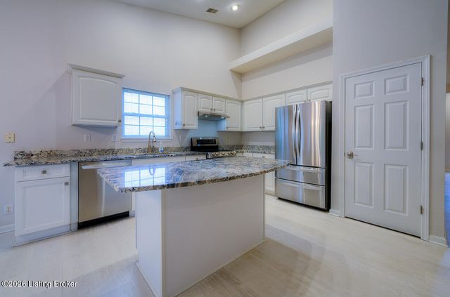 533 Village Lake Dr, Louisville, KY 40245