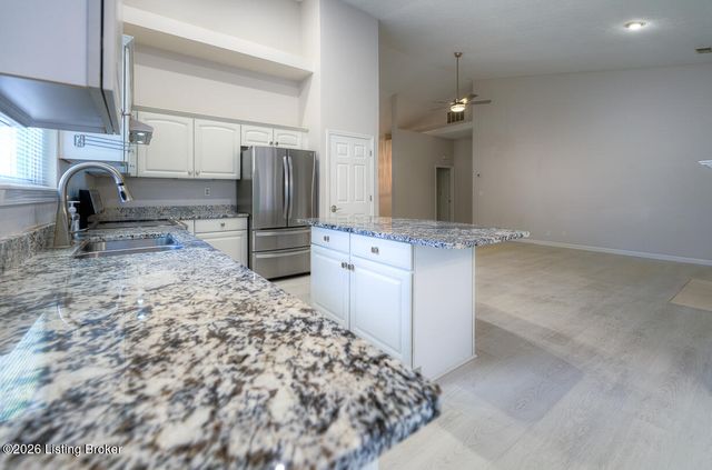 533 Village Lake Dr, Louisville, KY 40245