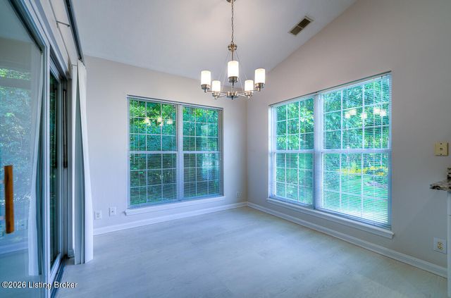 533 Village Lake Dr, Louisville, KY 40245
